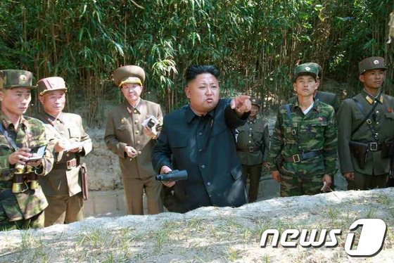 북한 김정은 노동당 제1비서가 동해안 최전방 부대에서 포 사격훈련을 지도했다고 15일 노동신문이 보도했다 <사진=뉴스1>