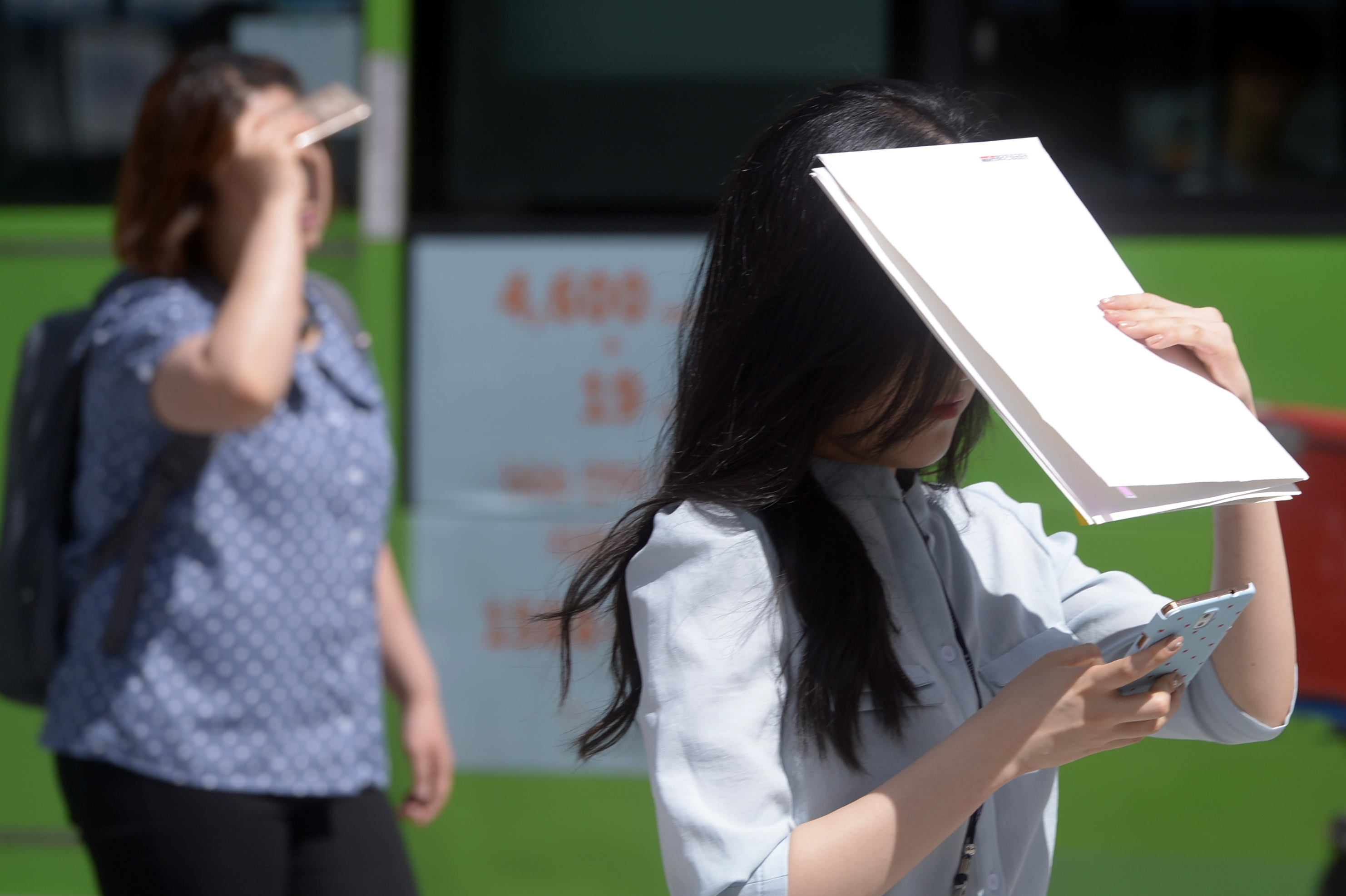 서울에 올해 첫 폭염주의보가 내린 10일 광화문 네거리에서 시민들이 햇빛을 가리며 걸어가고 있다 <사진=뉴스1>