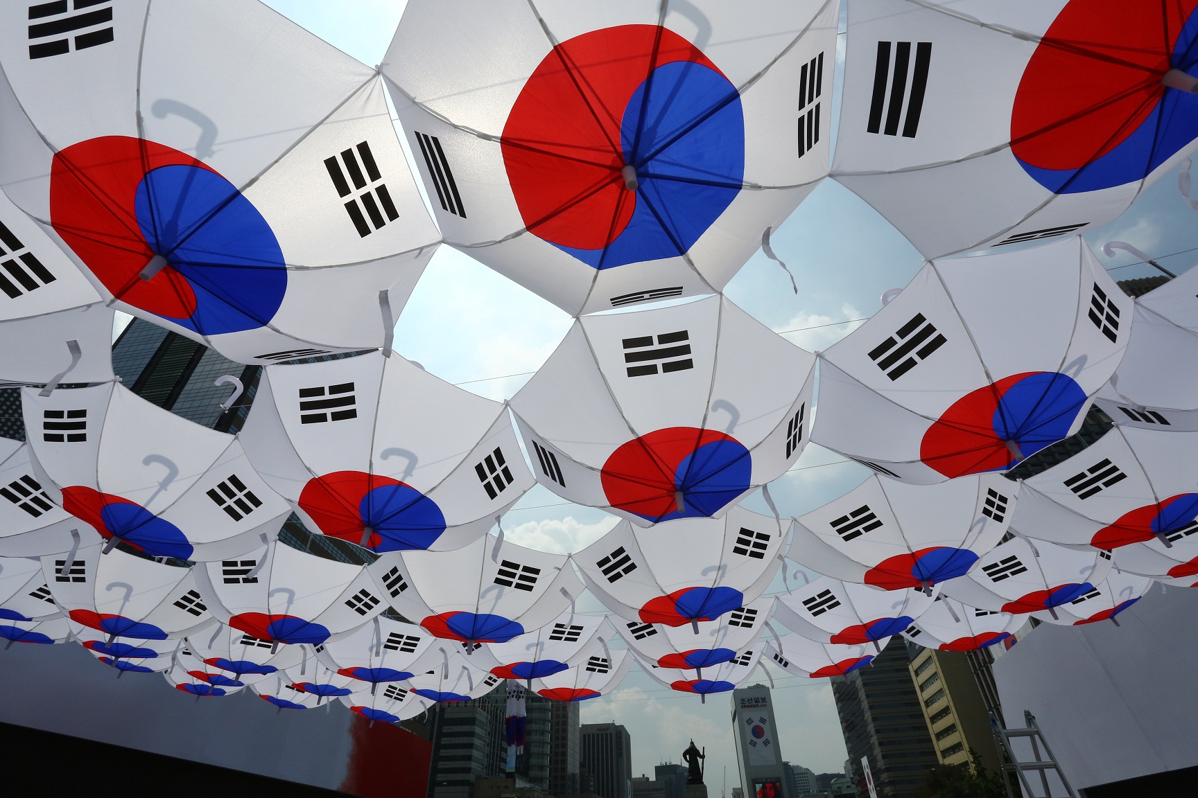 광화문 광장 하늘을 수놓은 태극기 우산<사진=뉴스1>