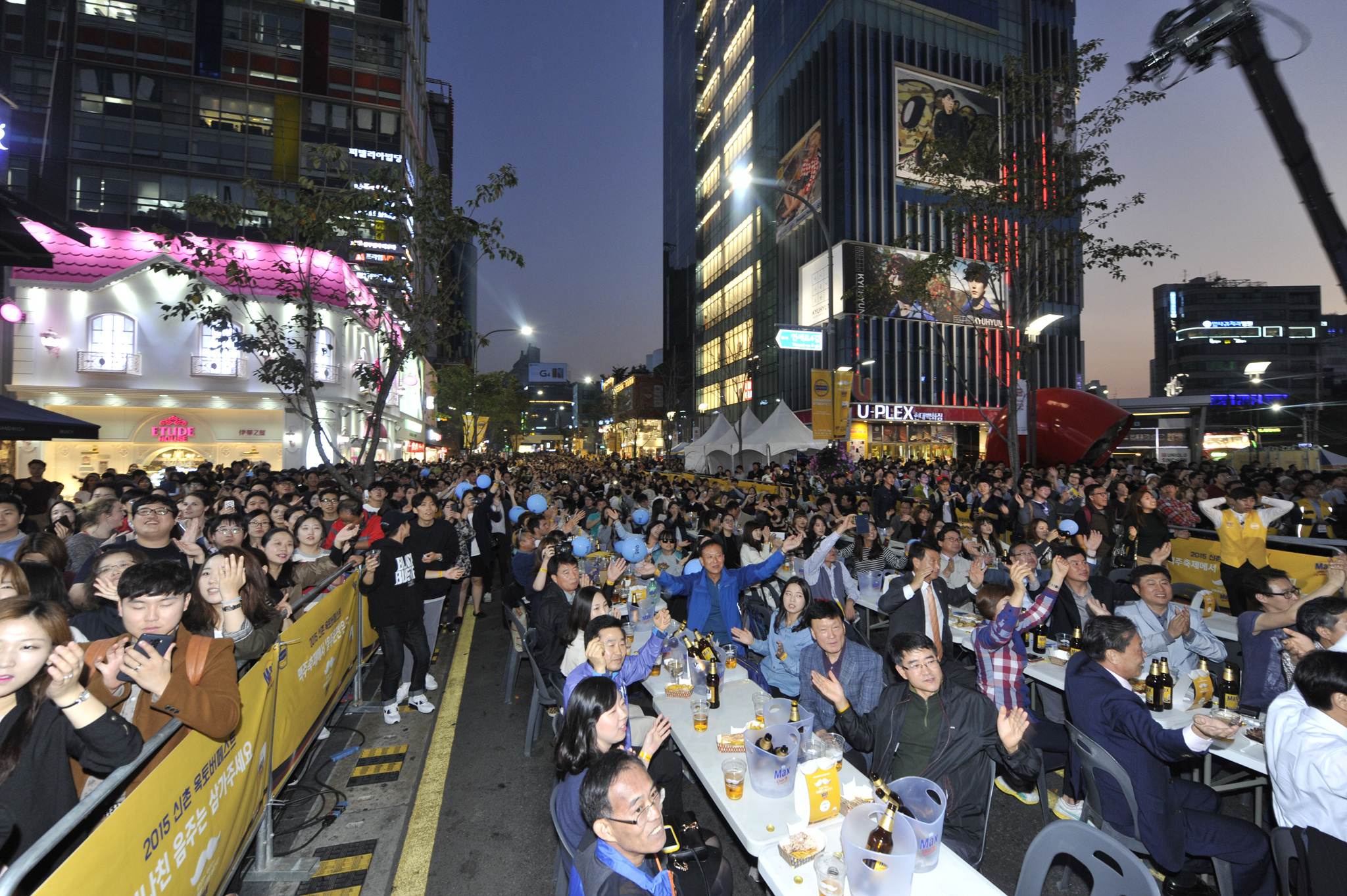 지난해 10월 연세로에서 처음 열린 신촌 맥주축제<사진 제공=서대문구청>