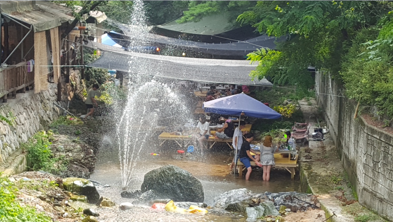 한 국유지 계곡서 무단으로 평상 설치해 영업하는 식당<사진 제공=서울시>