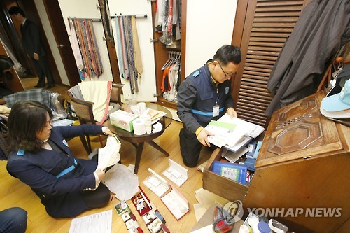 서울시 38세금징수과 조사관들이 가택수색하는 모습<사진=연합뉴스>