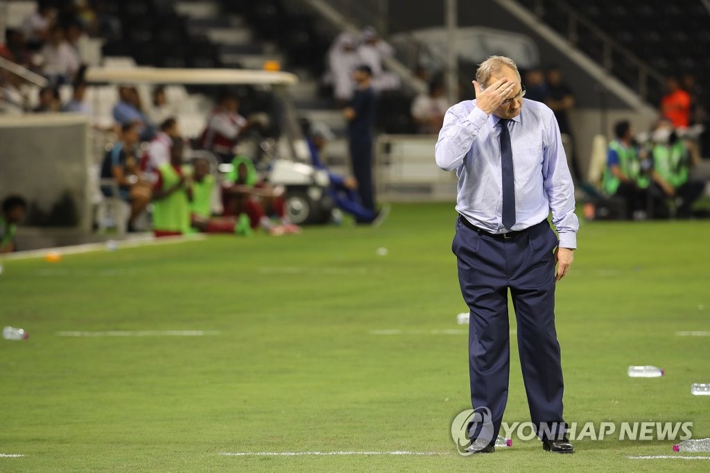 14일 카타르와의 경기 도중 땀을 닦는 울리 슈틸리케 한국 축구 국가대표팀 감독