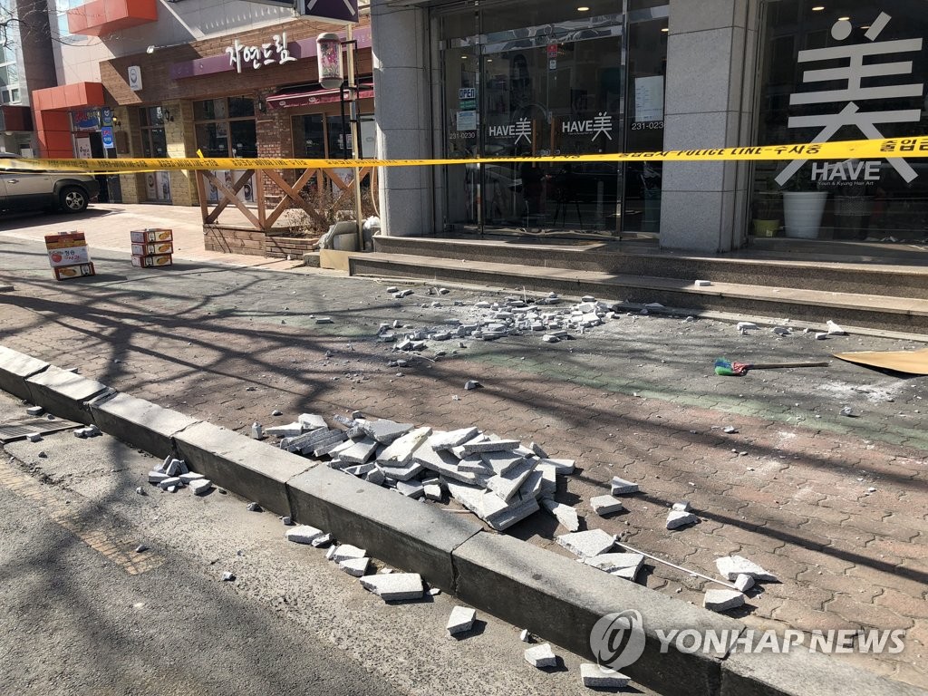 11일 경북 포항의 한 건물 외벽이 지진으로 부서진 모습<사진=연합뉴스>