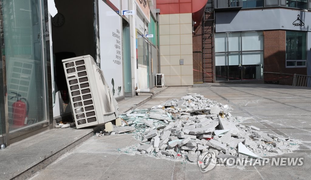 11일 포항 지진으로 파손된 건물 유리창<사진=연합뉴스>