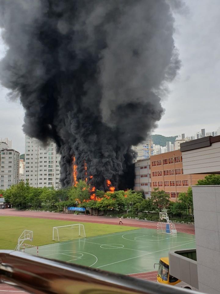 서울시 은평구 은명초등학교 화재 현장 <사진=연합>