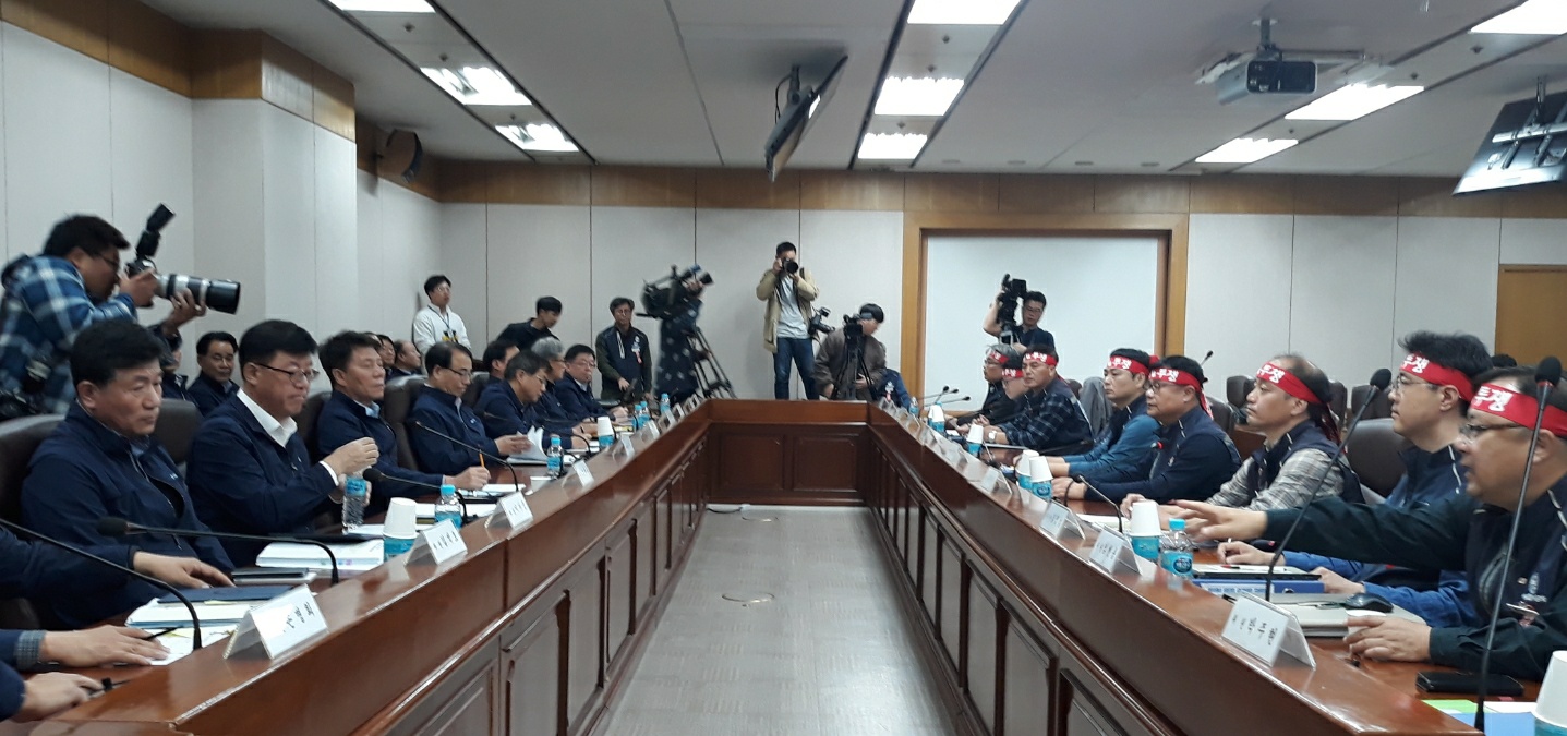 교섭에 나선 서울교통공사 노사 <사진=tbs>