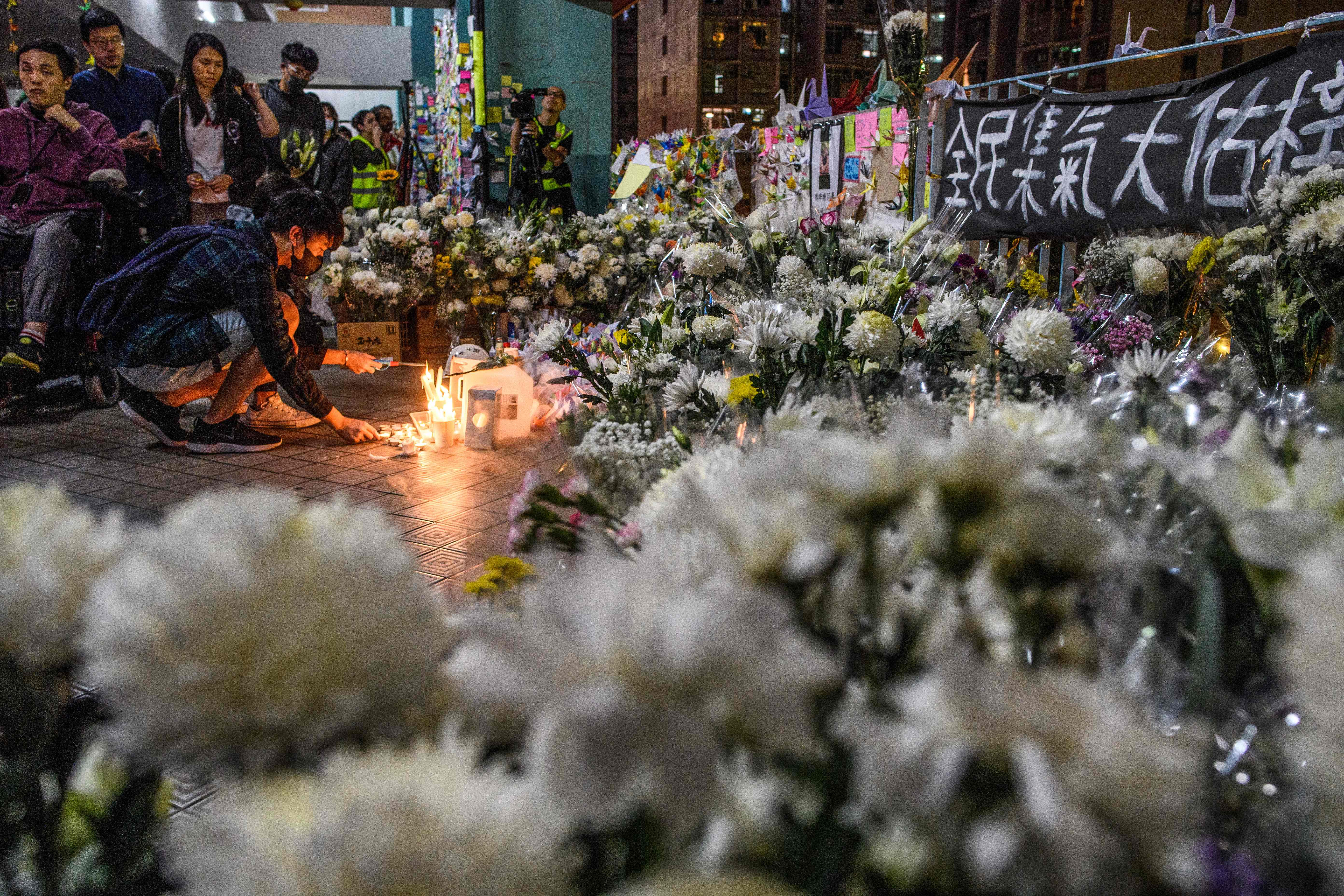숨진 대학생 추모하는 홍콩 시민들 <홍콩 AFP=연합뉴스>