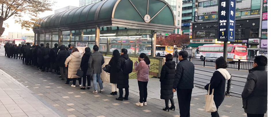 버스 기다리는 고양 시민들 <사진=연합>