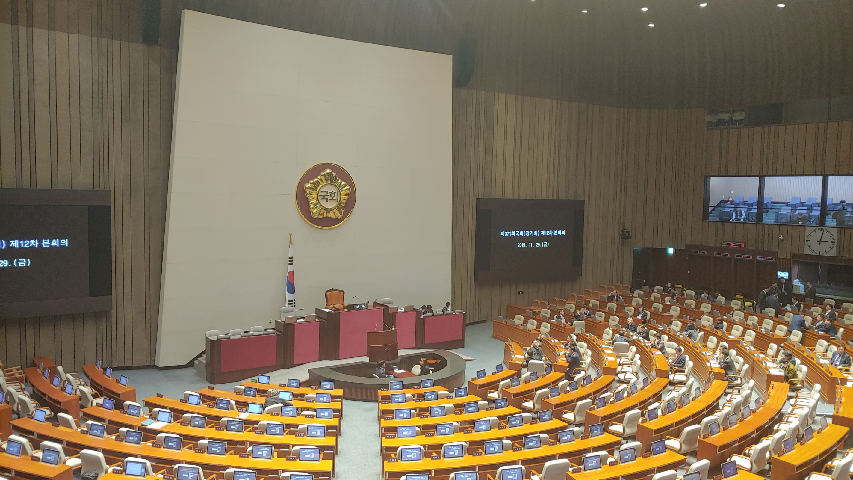 한국당의 필리버스터 신청으로 민주당 의원들 전원 본회의 불참<사진=tbs>