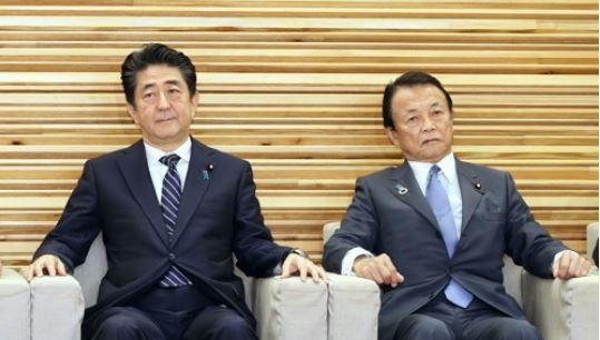 아베 신조 일본 총리와 아소 다로 부총리 <사진=연합=교도>