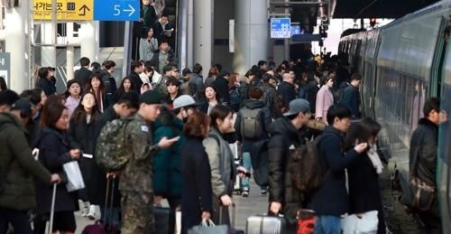 서울역에서 KTX 타는 귀성객들