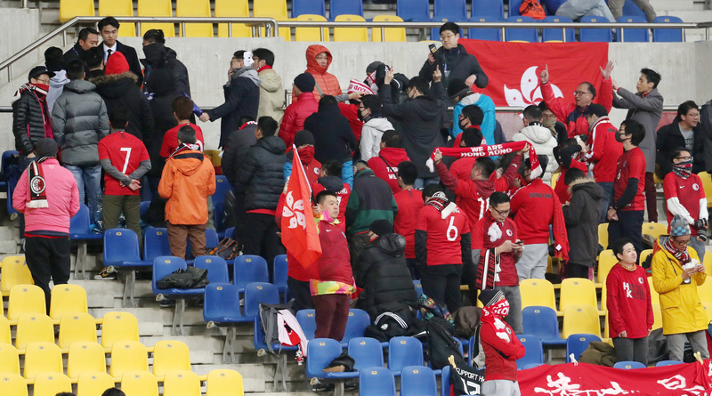 한국과의 경기에서 나온 중국 국가에 등돌린 홍콩 팬들