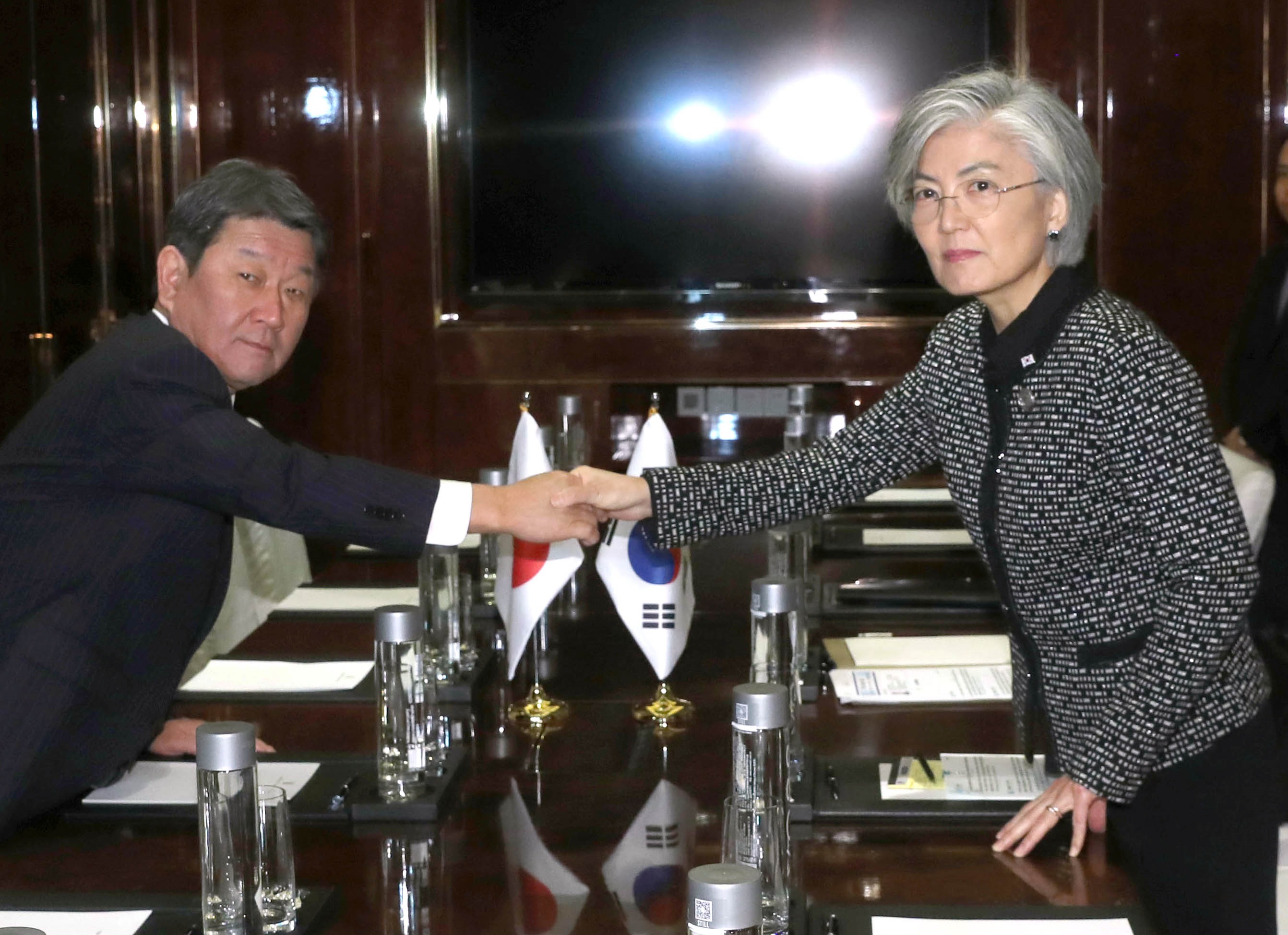 강경화 외교부 장관(우)과 모테기 일본 외무상