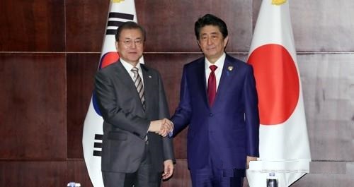 문재인 대통령과 아베 일본 총리