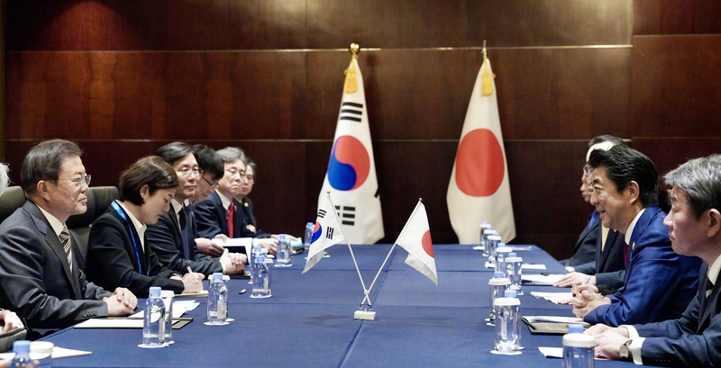 정상회담 하는 문재인 대통령과 아베 신조 일본 총리