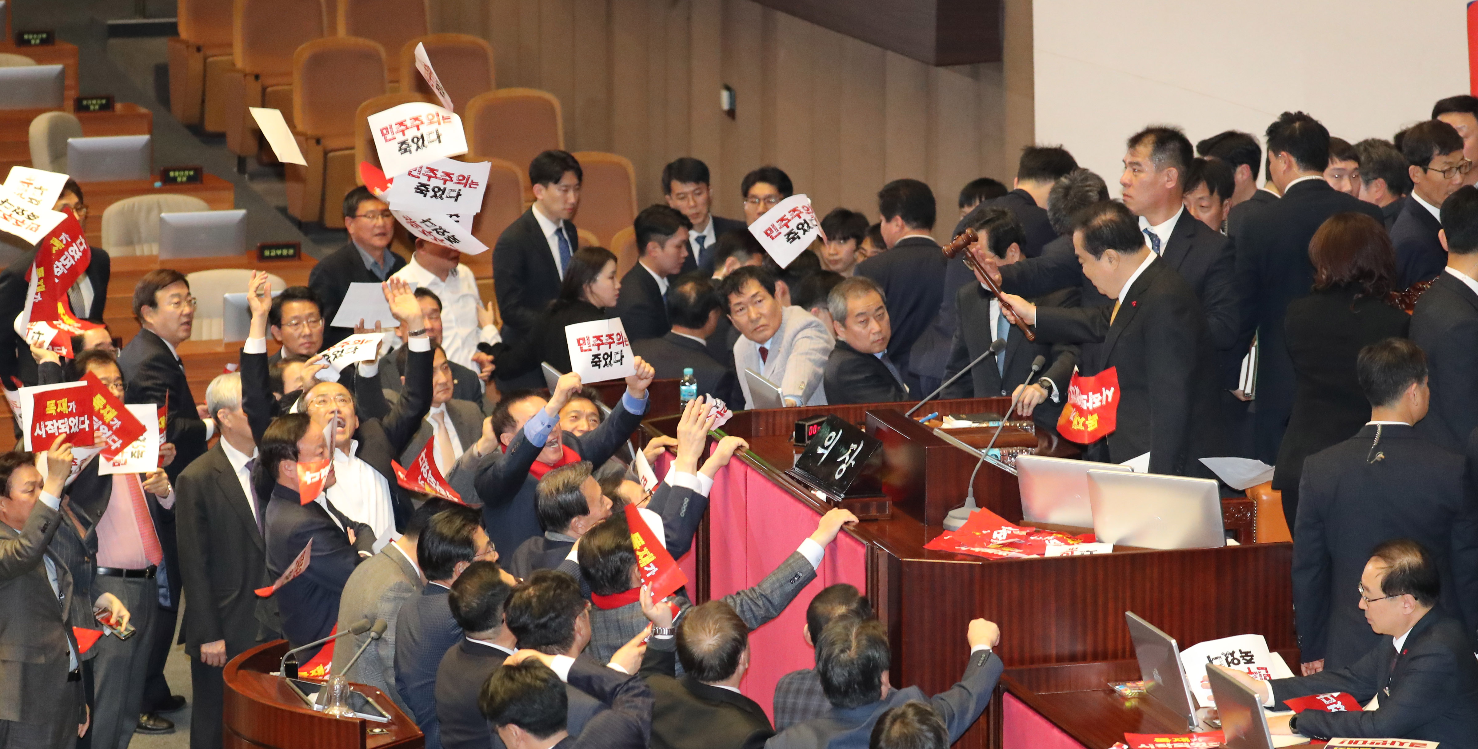 선거법 개정안 표결에 반발하고 있는 자유한국당 의원들