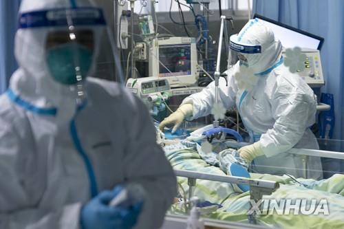 중국 우한의 한 병원에서 환자를 돌보는 의료진