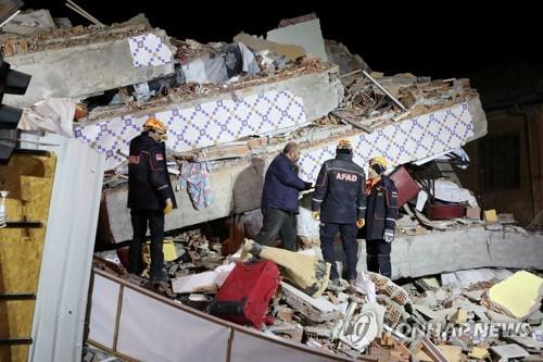 24일 강진이 발생한 터키 동부 엘라지의 무너진 건물에서 구조대원들이 매몰자를 찾고 있다