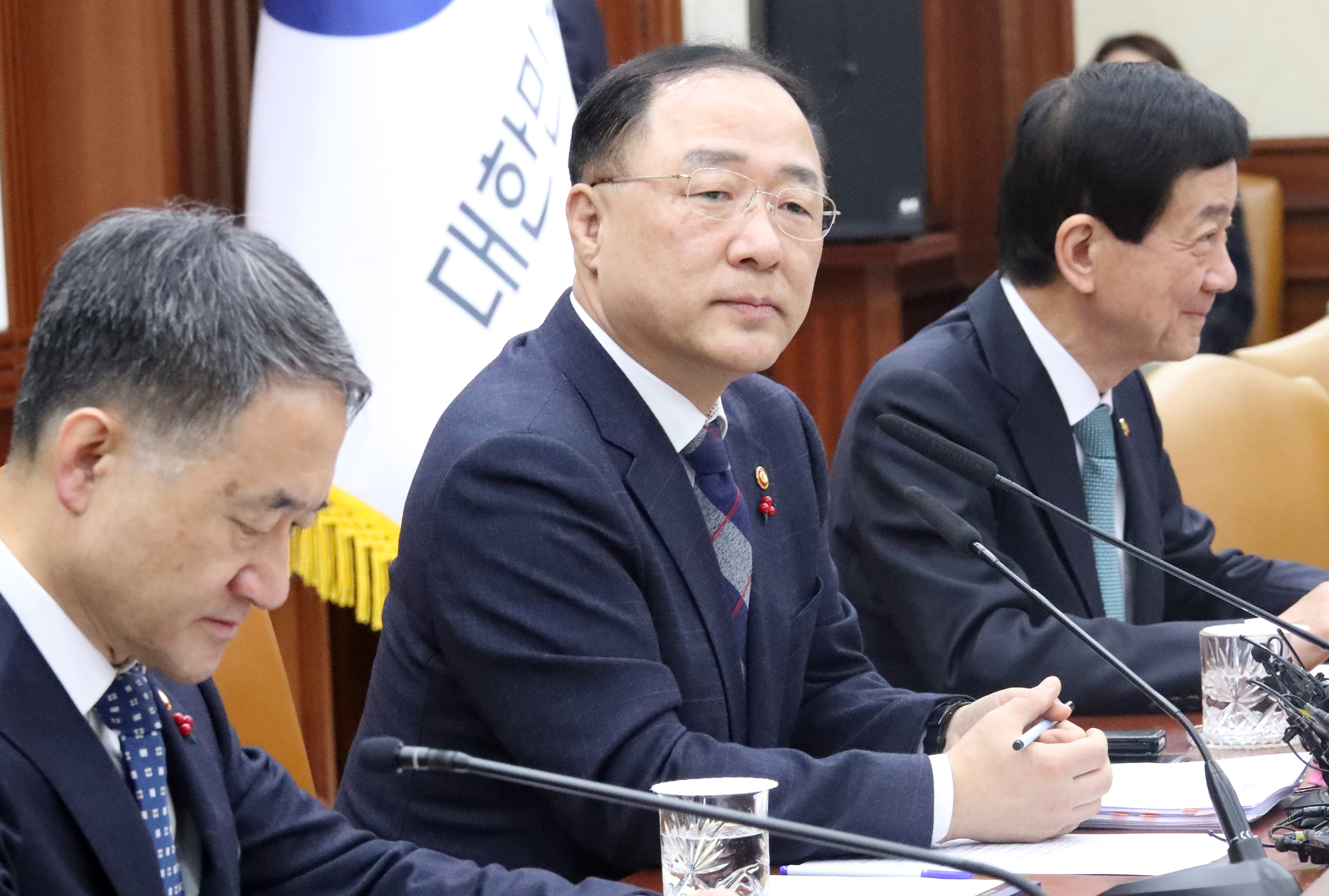 긴급경제장관회의 참석한 홍남기 부총리