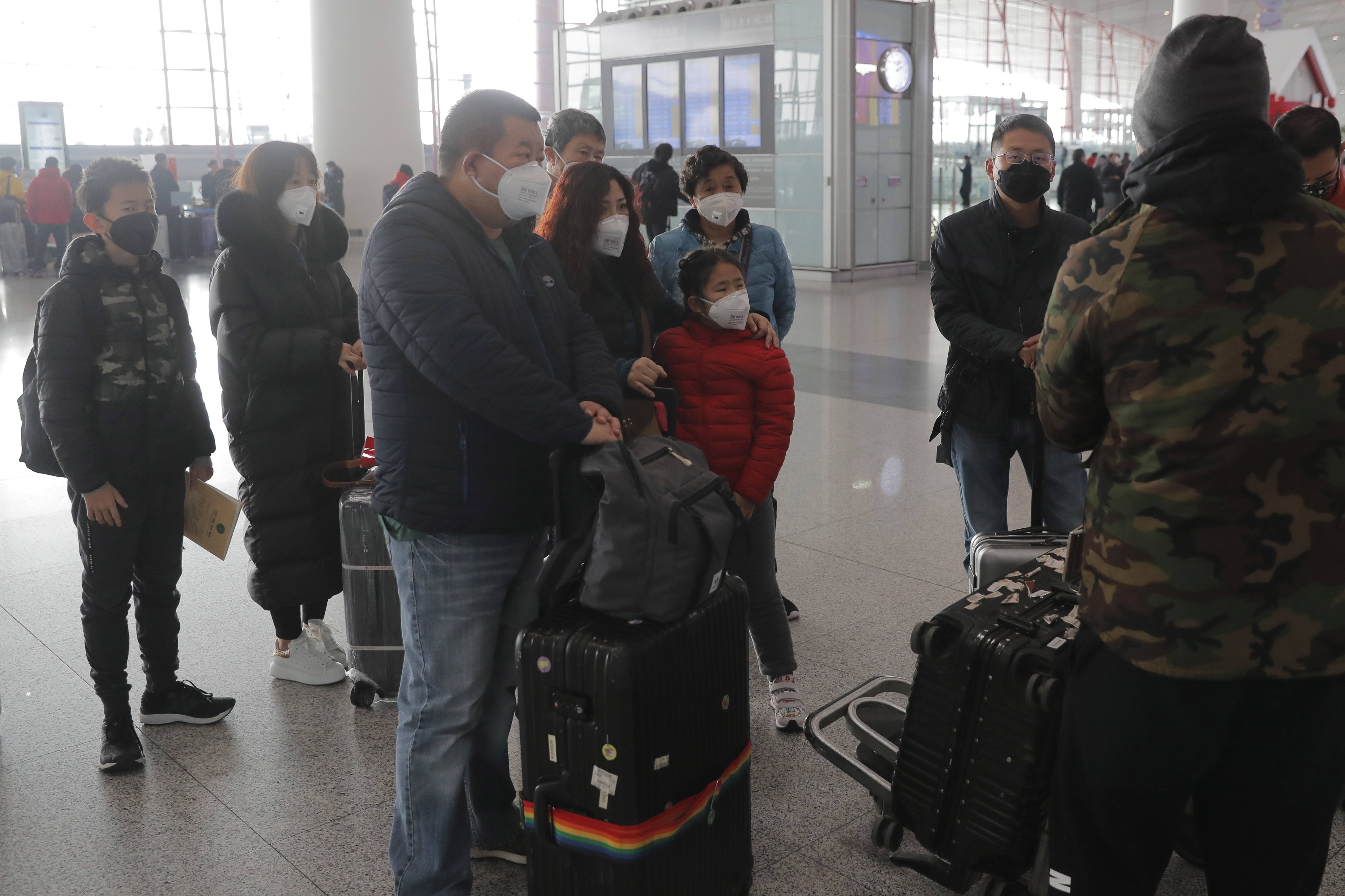 베이징 공항의 마스크 쓴 단체 관광객