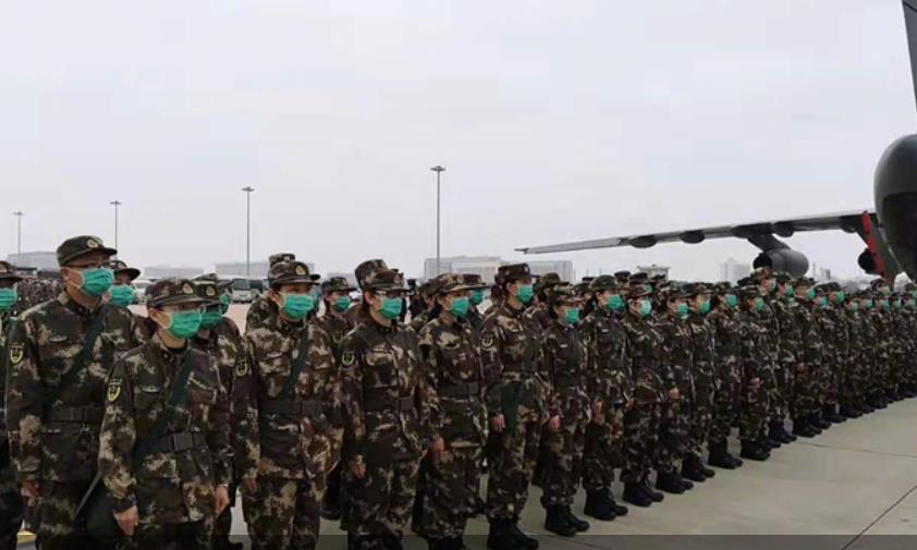 우한에 파견되는 중국 군 의료진