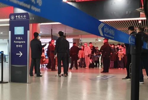 25일 중국 난징공항 입국장서 대기 중인 한국 승객들
