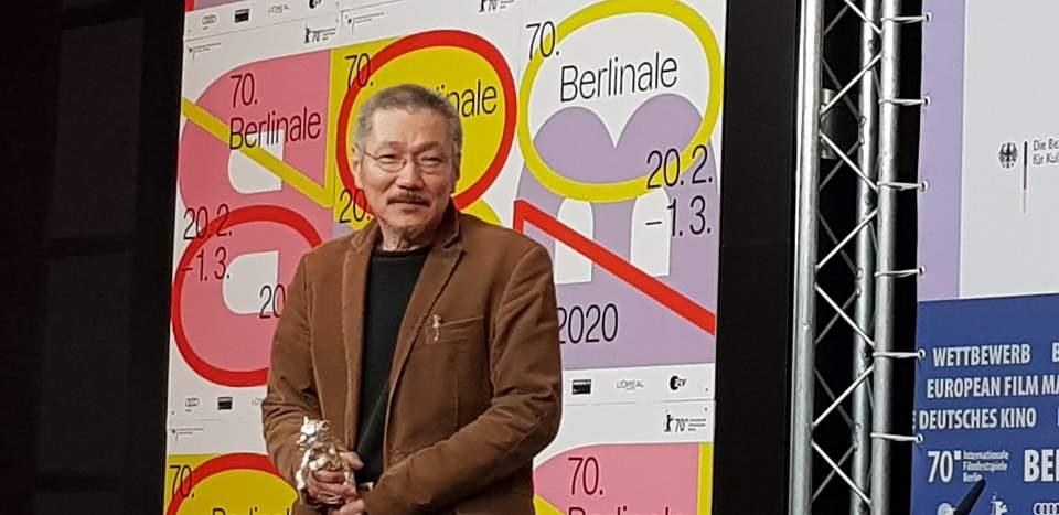 제70회 베를린국제영화제에서 은곰상을 수상한 홍상수 감독 