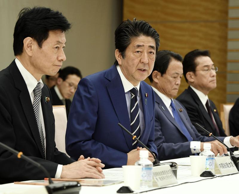 코로나19 회의 주재중인 아베 신조 일본 총리
