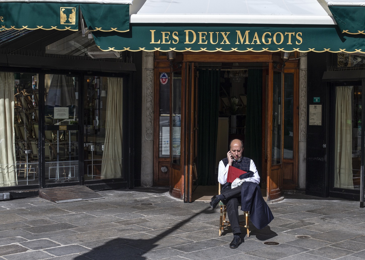코로나19로 문 닫은 파리 유명 카페