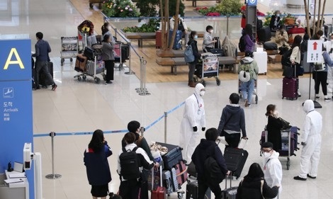 인천공항에 도착한 해외유입 입국자들