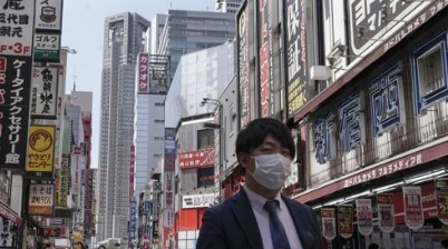 일본 거리에서 마스크를 쓴 행인