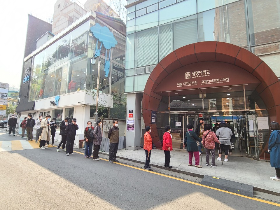 서울 종로구 이화동 제1투표소 앞에 길게 늘어선 줄<사진=TBS>