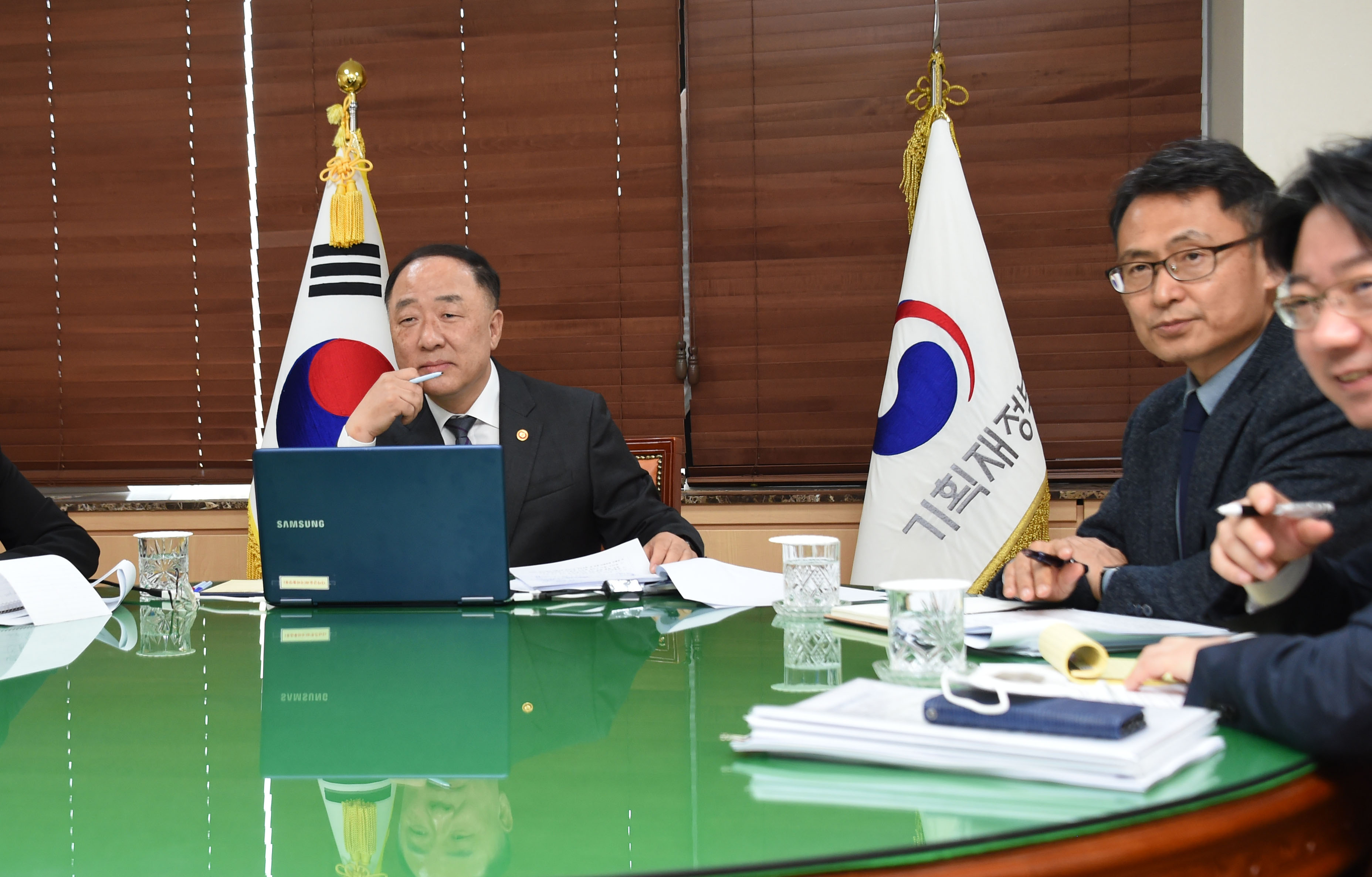 무디스와 화상 회의하는 홍남기 경제부총리