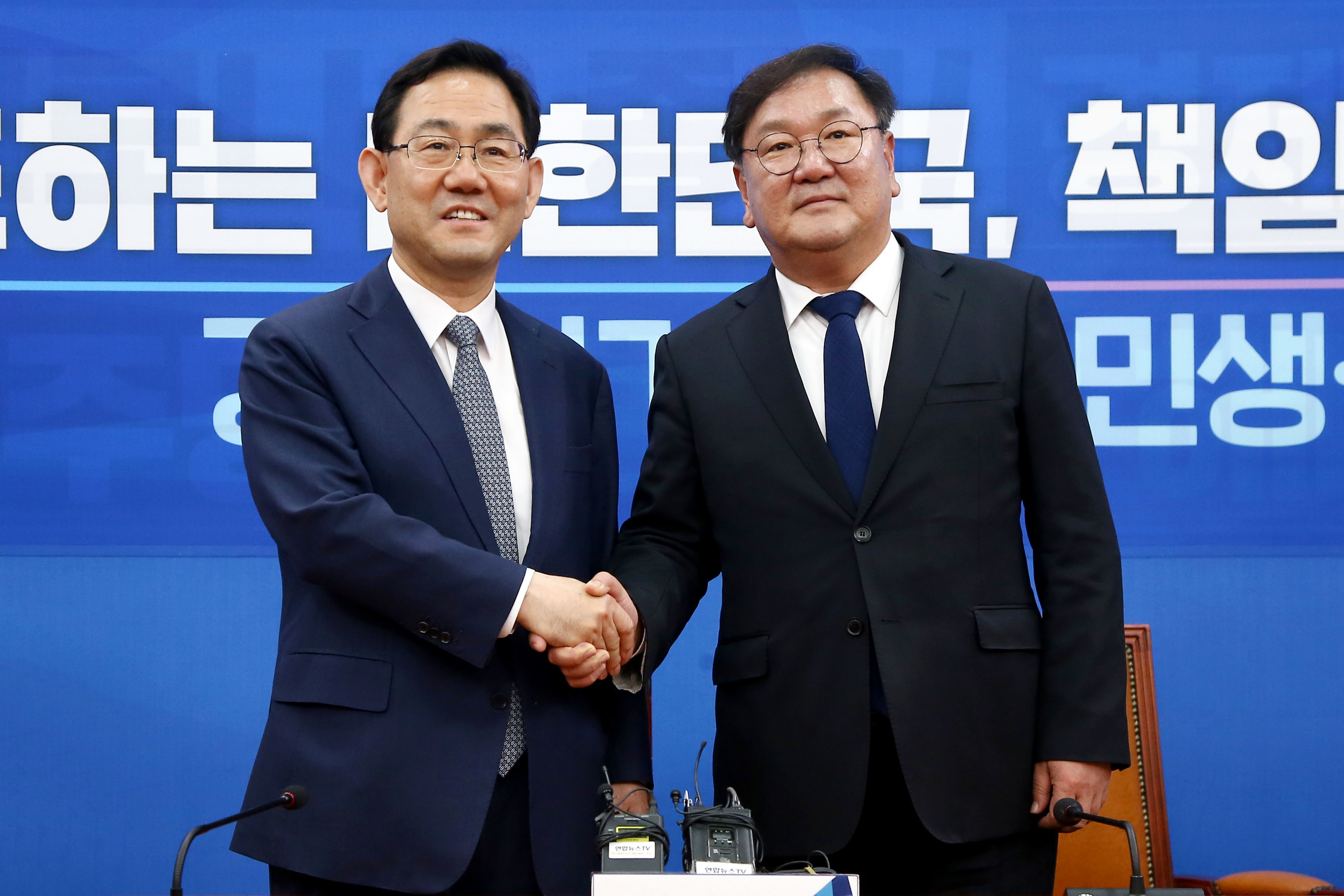  더불어민주당 김태년 원내대표(오른쪽)와 미래통합당 주호영 원내대표
