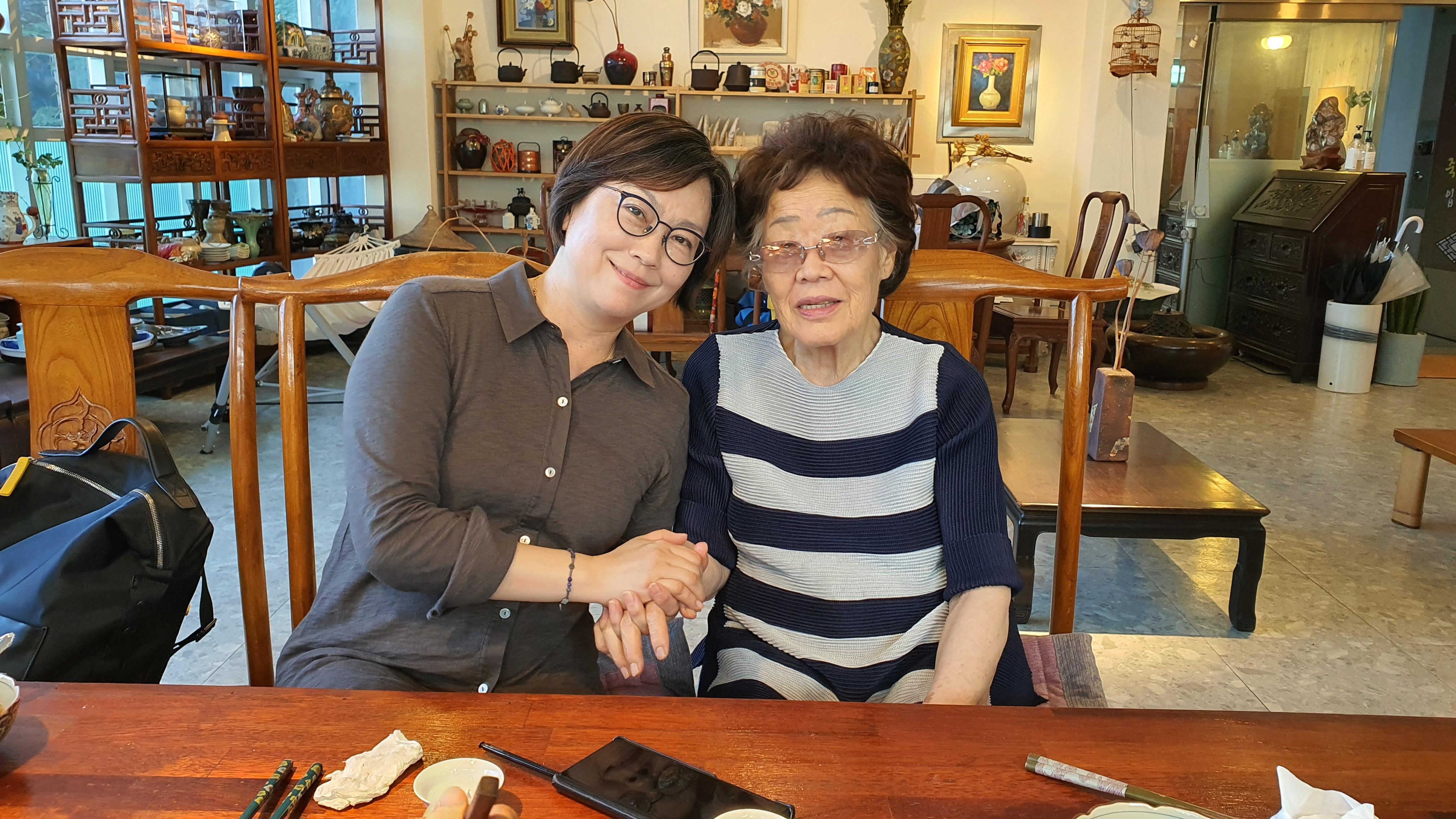 이용수 할머니(오른쪽)와 이나영 정의기억연대 이사장