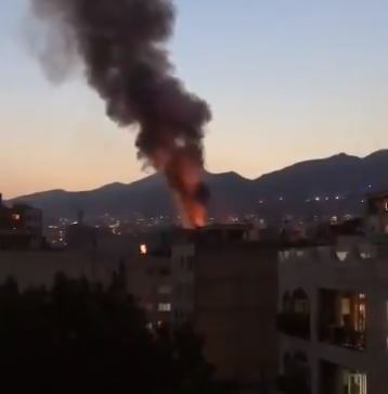 이란 테헤란 북부 보건소에서 발생한 큰 폭발과 화재 <사진=트위터 캡처>