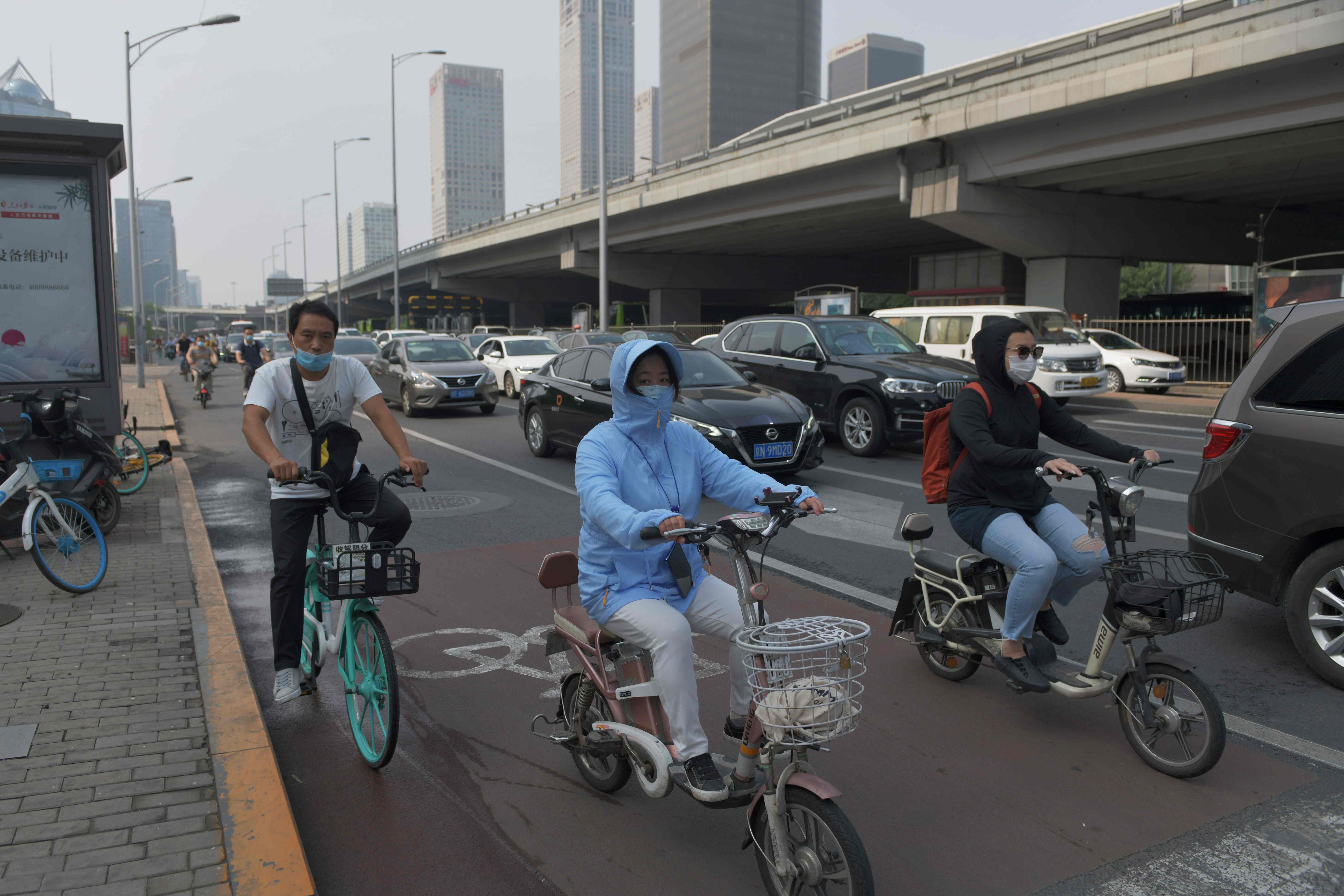 마스크 쓰고 자전거 타는 베이징 시민들
