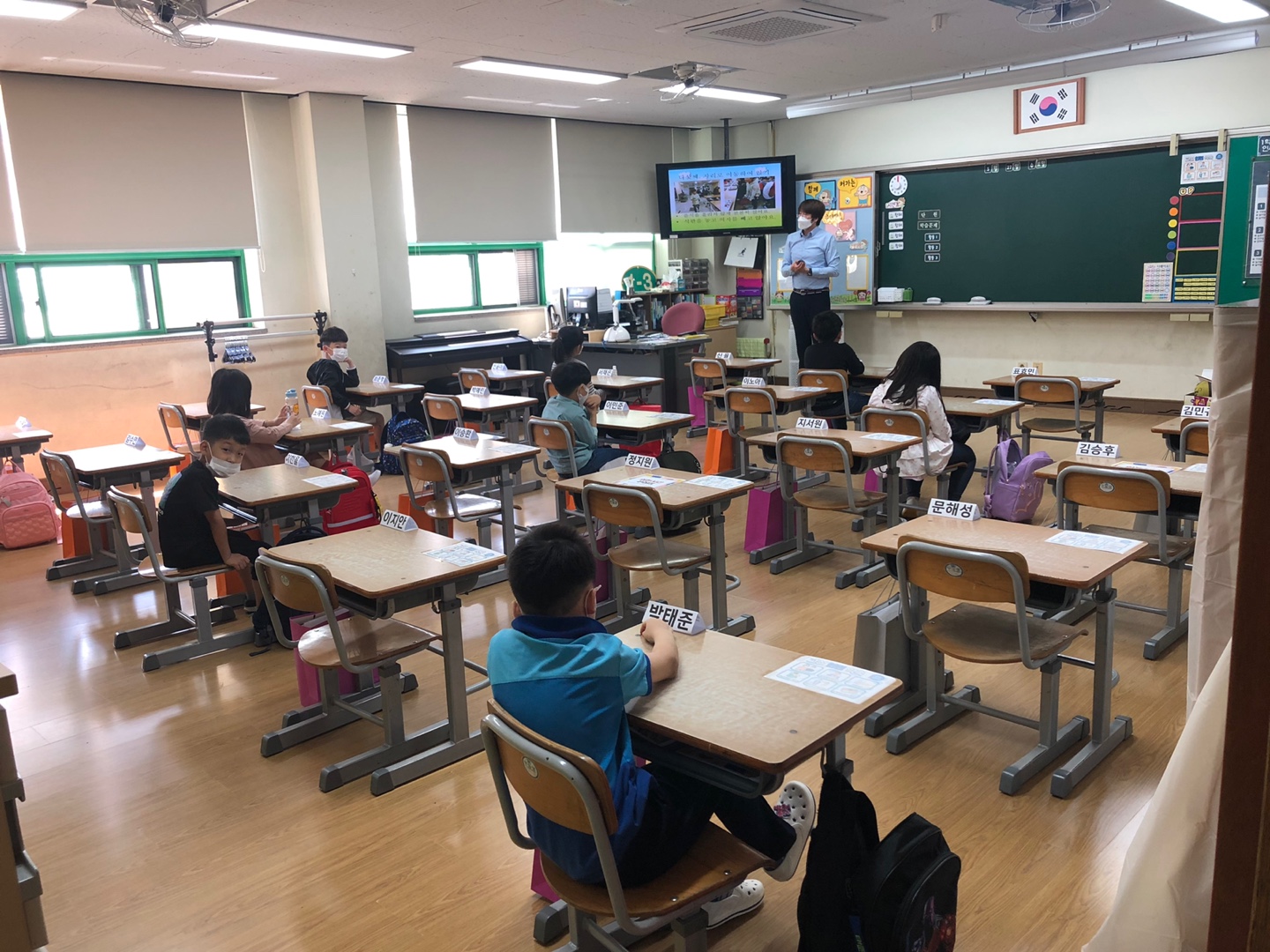 코로나19 속 등교 수업이 진행 중인 초등학교 교실 <사진=TBS>