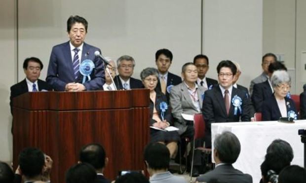 '북한에 의한 납치문제 해결을 원하는 국민대집회'에 참석한 아베 신조 일본 총리