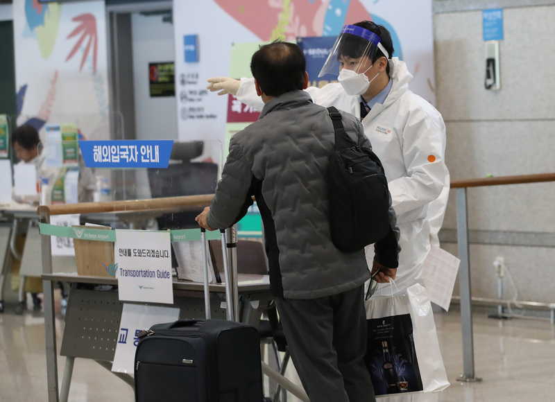 인천국제공항 입국장에서 코로나 검사를 안내받고 있는 입국자