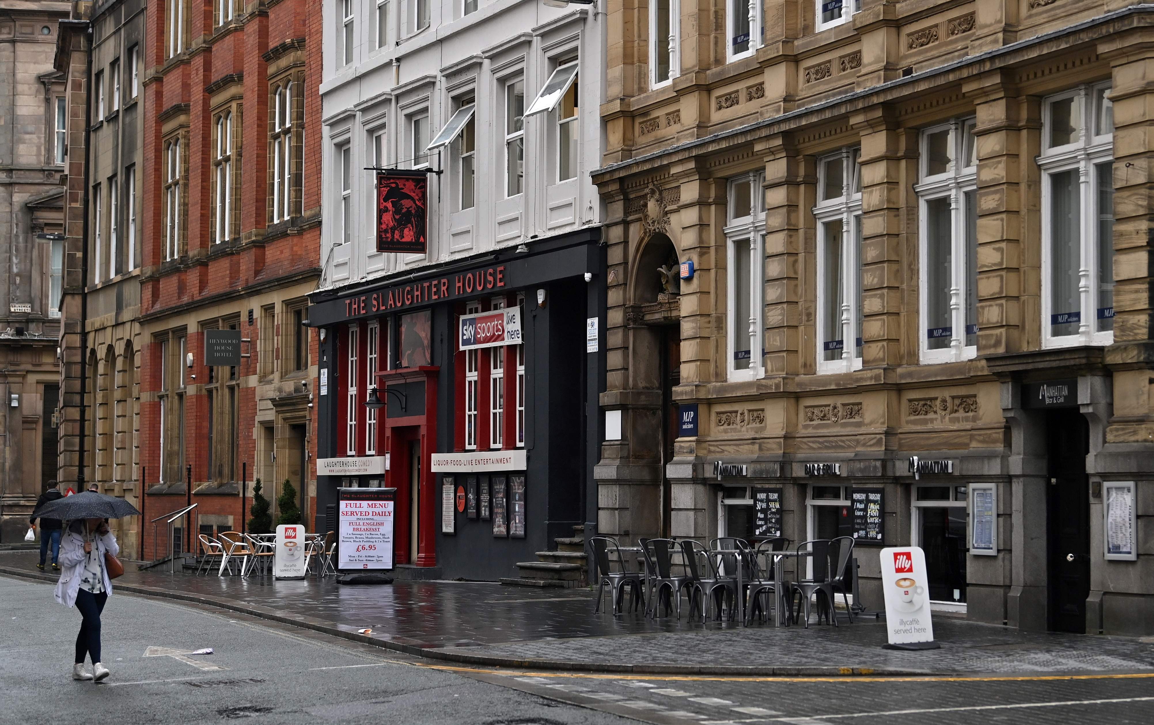 코로나19 제한조치로 영업이 정지된 영국 리버풀의 펍과 식당들의 모습