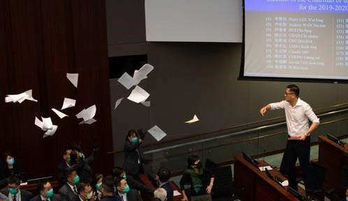 지난 5월 홍콩 입법회에서 범민주진영 의원이 친중파 의원과 언쟁을 벌이다 서류를 집어던지고 있다.