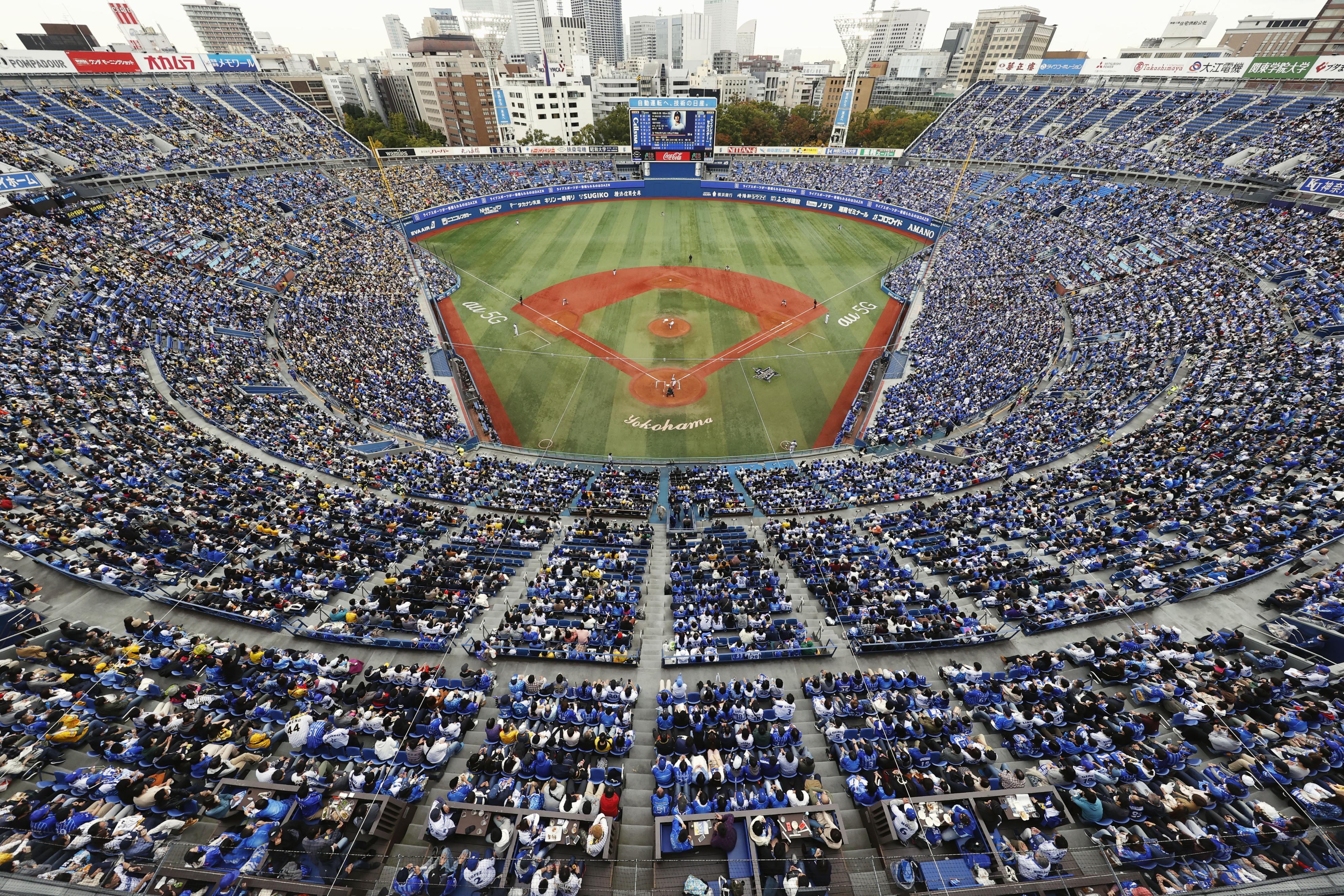 코로나 속 야구팬 집결한 일본 야구장