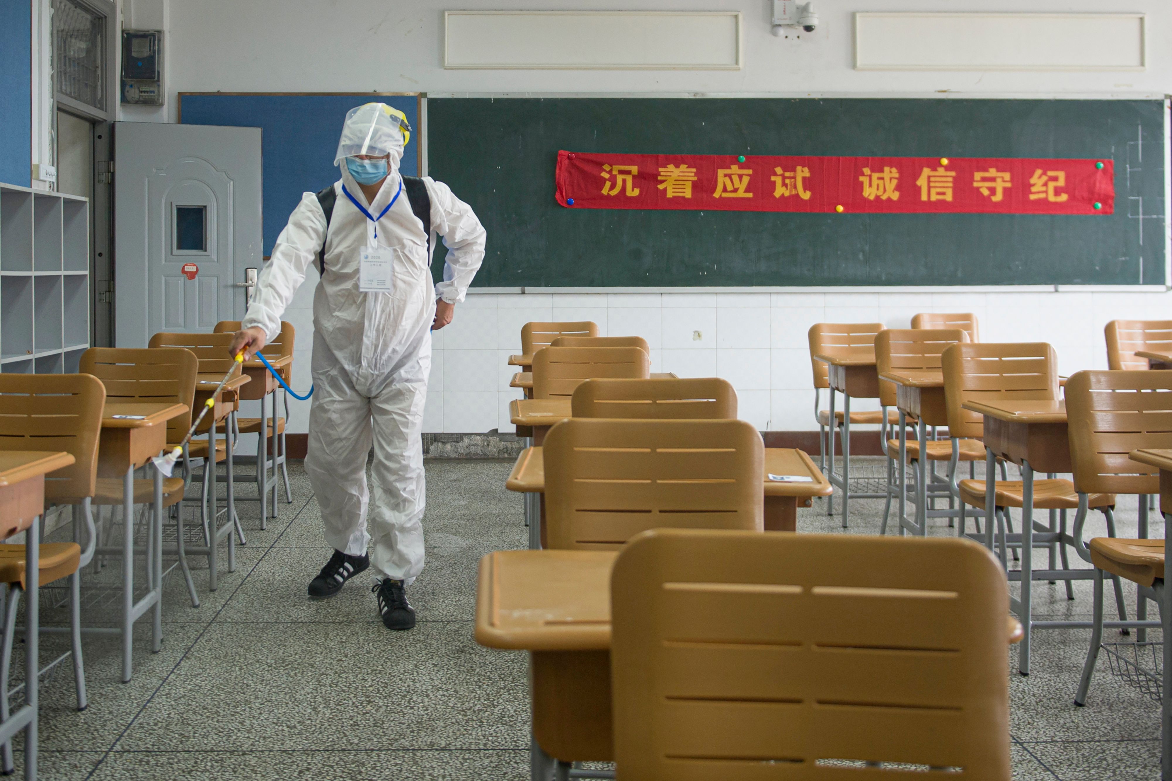 중국 우한의 한 학교 교실에서 소독  작업 중인 직원