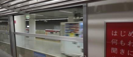 코로나19 전염을 막기 위해 차창 열고 달리는 도쿄 지하철 전동차