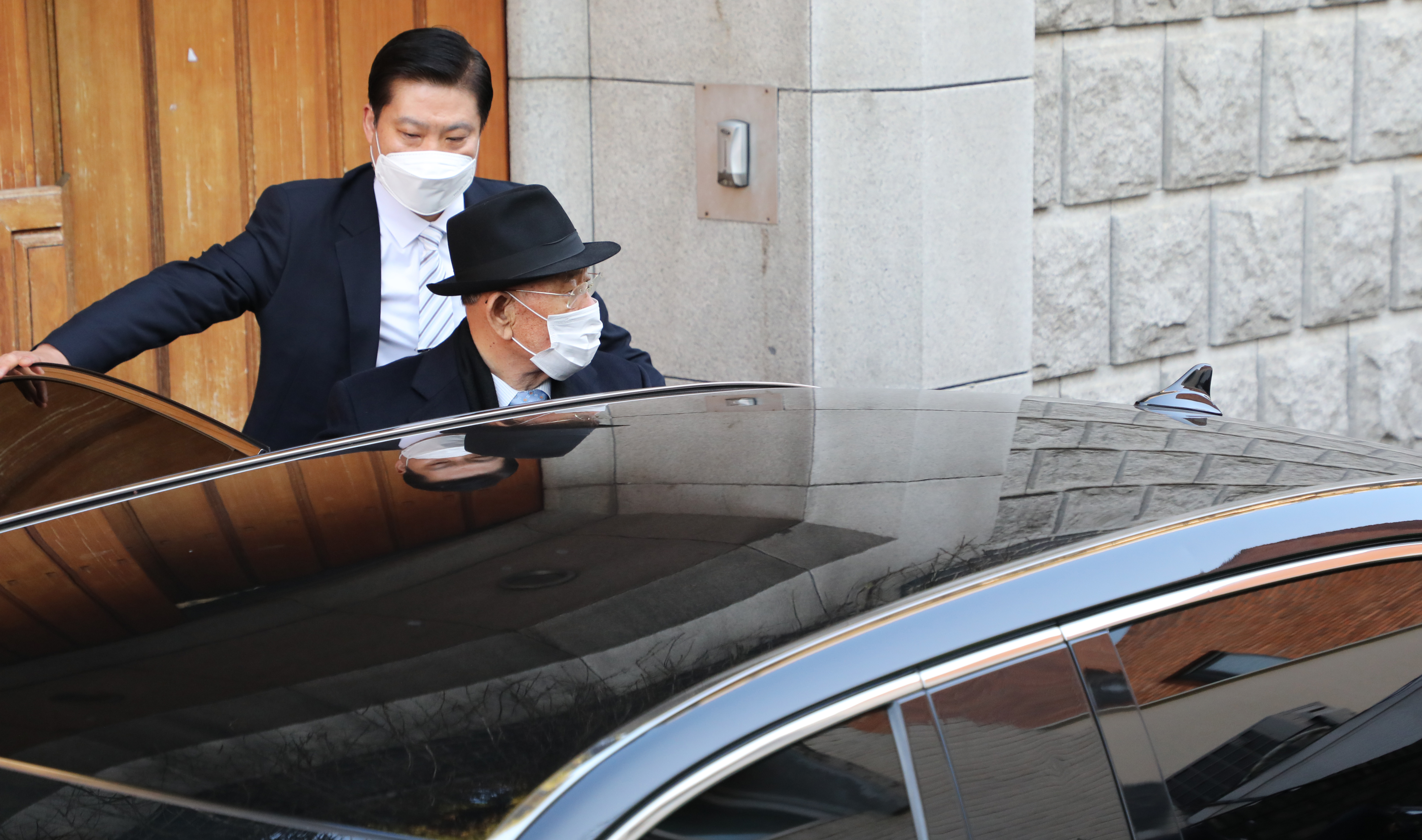 자택에서 나오는 전두환