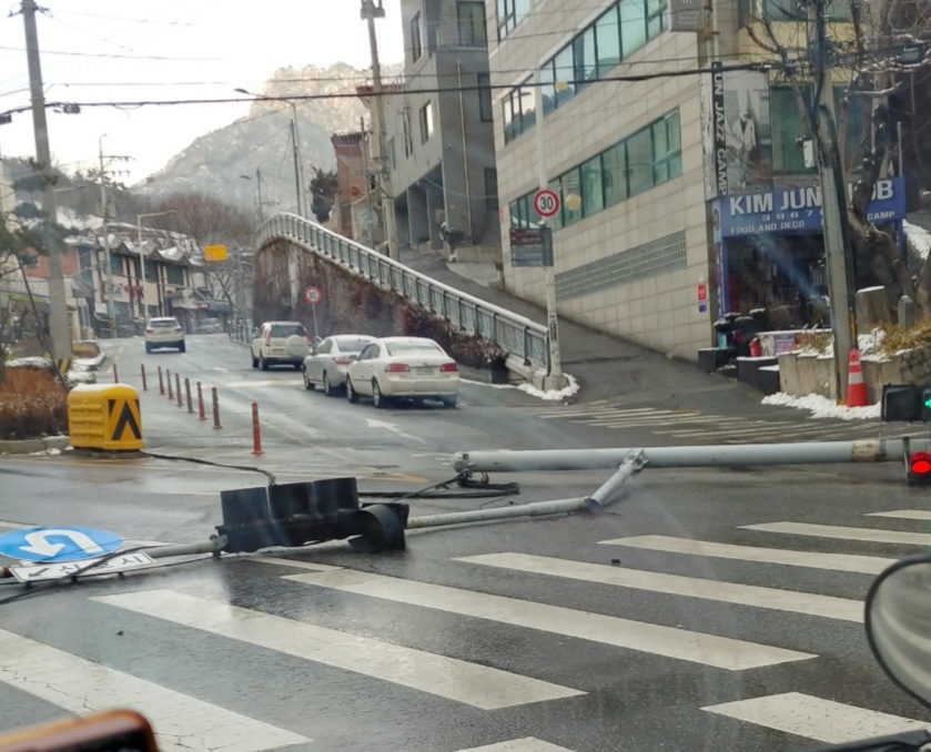 28일 서울 종로구 신영동의 한 신호등이 강풍에 쓰러져 있다. <사진 제보=김명섭 님>