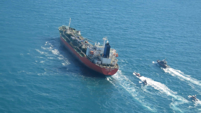 이란 혁명수비대 함정들에 나포되는 한국 선박 ''한국케미''