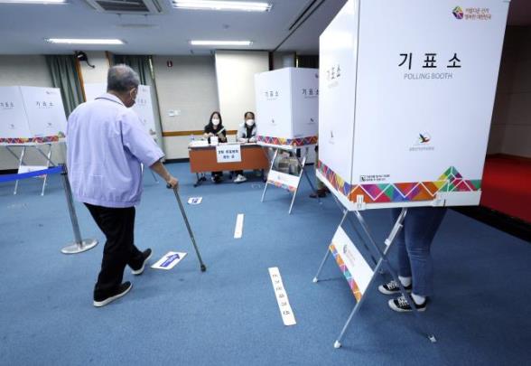 투표하는 유권자 <사진=연합뉴스>